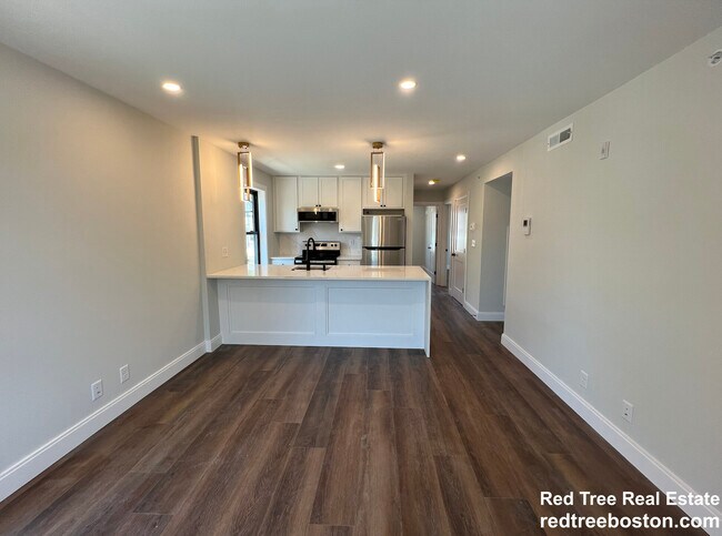 Building Photo - 25 Hunnewell Ave Rental