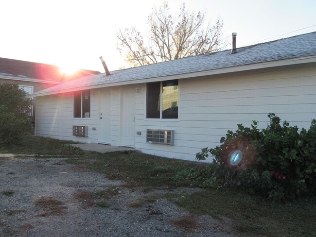 Building Photo - Centrally Located One Bedroom Duplex Unit 1048 S. Wisconsin Ave.