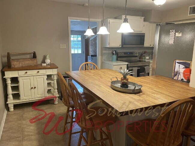 Photo - Fabulous 3 bedroom in excellent neighborhood, close to campus!