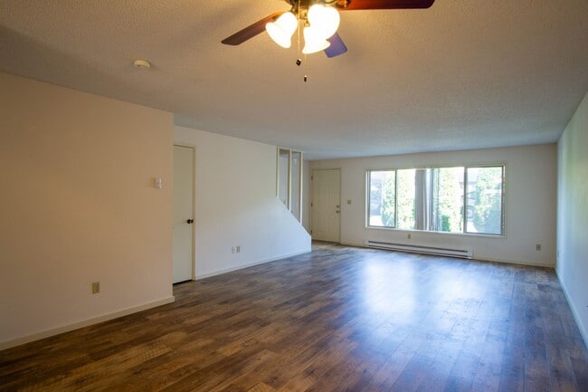 Photo - VERY Spacious Corner Townhouse with Private Patio, DW, W/D Hookups! Unidad 9148