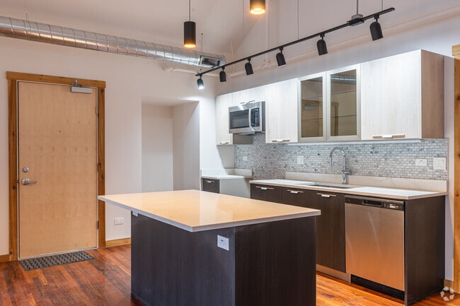 2BR, 2BA - 1,272SF - Kitchen - 4611 S Ellis Ave