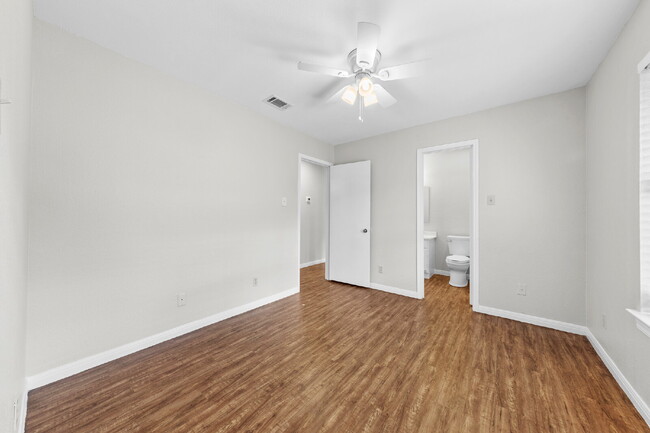 Photo - 108 Hughson Ct