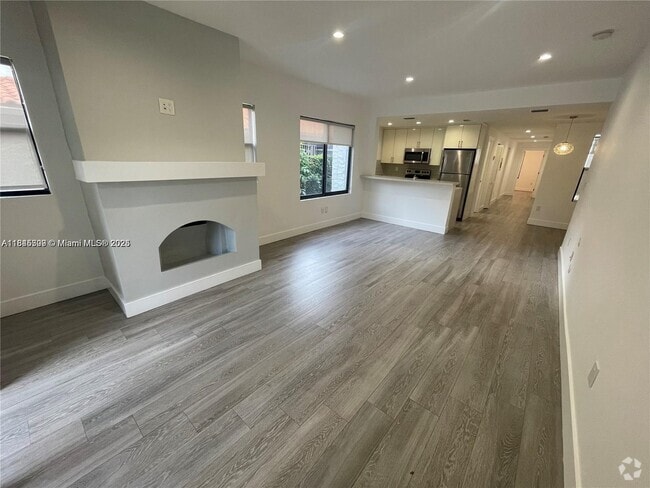 Building Photo - 1637 SW 10th St Unit 4 Rental