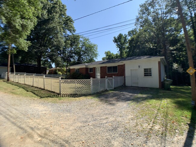 Building Photo - 312 Bryte St