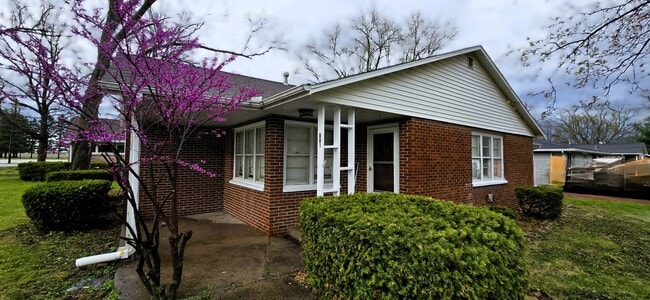 Building Photo - 801 N Ohio St