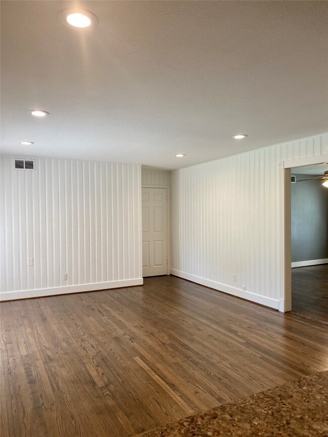 Photo - 215 Bizerte St