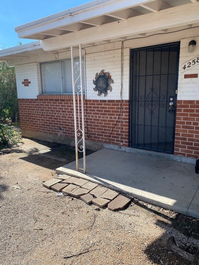 Building Photo - Townhome For Rent