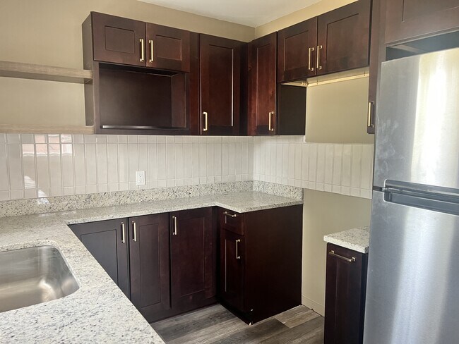 Photo - 709 Oxford St