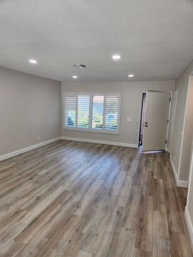 Newly Remodeled 3 Bedroom plus Den & 2.5 B... - Newly Remodeled 3 Bedroom plus Den & 2.5 B... Townhome