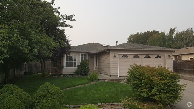 Building Photo - SINGLE FAMILY HOME WITH HUGE FENCED IN YARD