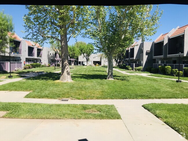 Courtyard - Villa Sierra Apartments