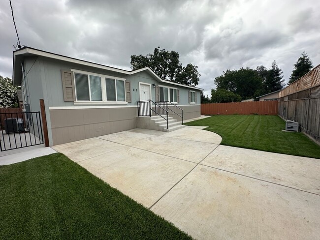 212 Las Flores Ave
