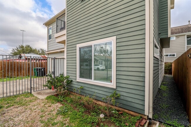 Photo - 2306 Wipprecht St