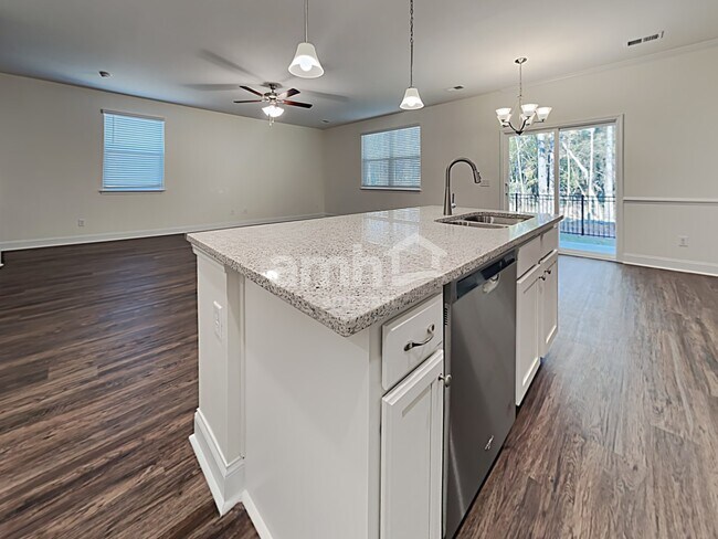 Photo - 606 W Lionel Rd