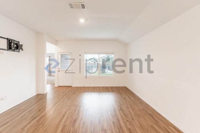 Photo - 206 Silver Glen Dr