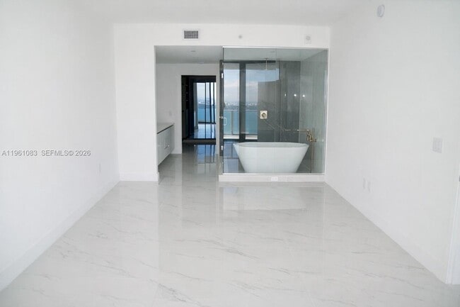 Photo - 700 NE 24th St Unidad 4301