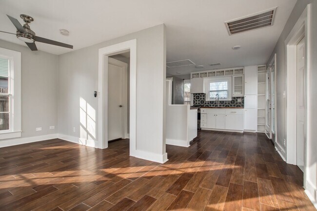 Photo - 4500 Avenue H Unidad #B