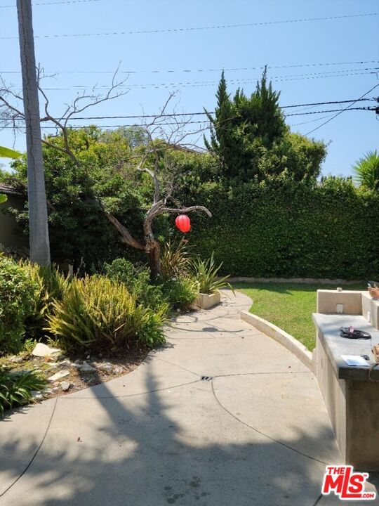 Photo - 8501 Lilienthal Ave