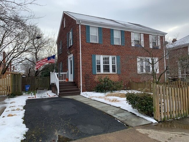 Building Photo - Beautiful 2 Bedroom 1 Bathroom End Unit, B... Rental
