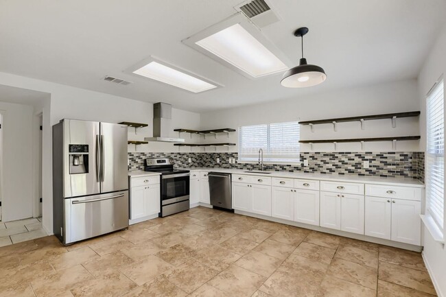 Building Photo - 512 Woodford Dr