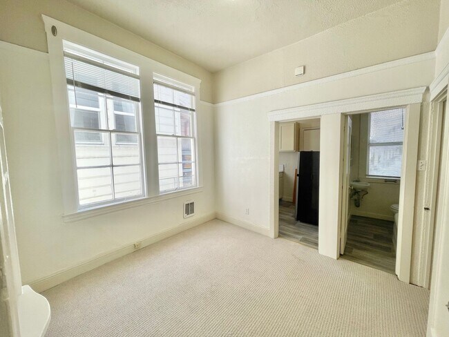 Photo - CHARMING HAYES VALLEY STUDIO WITH DECK!! -... Unidad 585 Birch Street, #15