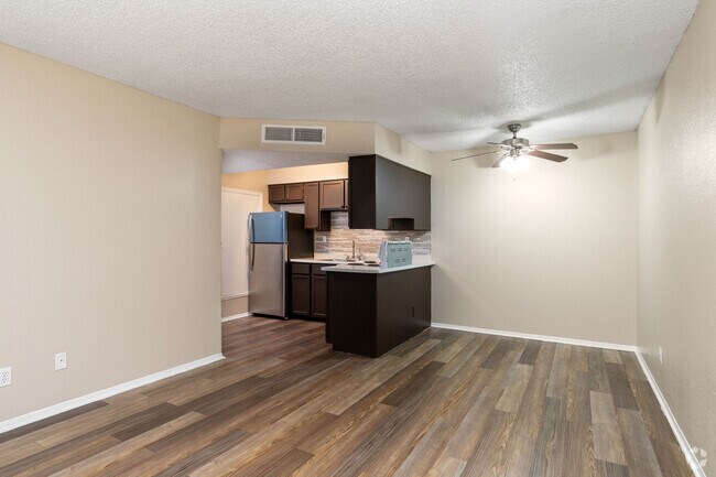2HAB, 1BA - 700 ft²