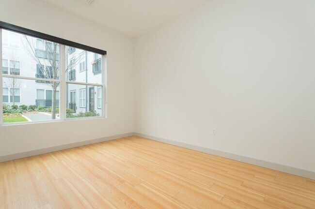 Photo - 320 D St