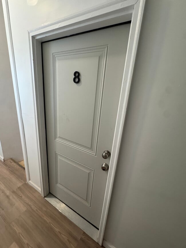 Building Photo - 839 S Jackson St Unit 8