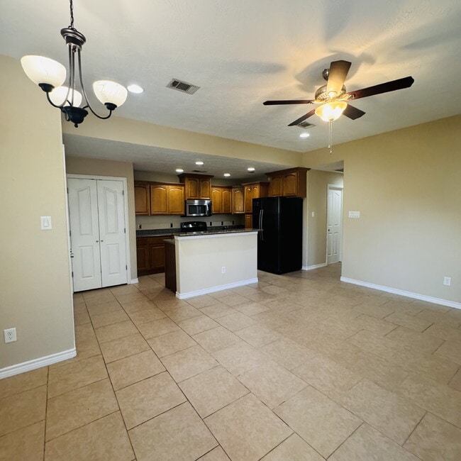 Charming 3-Bed Haven with Granite Elegance in Nederland – Your Perfect Retreat!