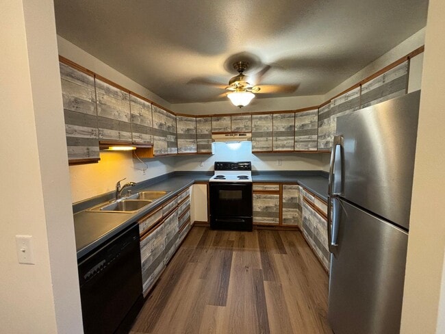 Building Photo - Edgartown Duplex Unit 11