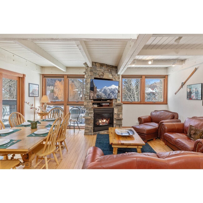 Building Photo - 747 W Pacific Ave