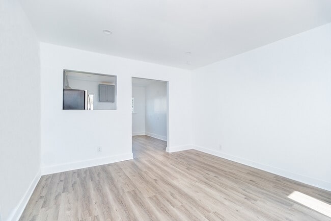 Building Photo - 2227 W 2nd St Unit #2 Rental