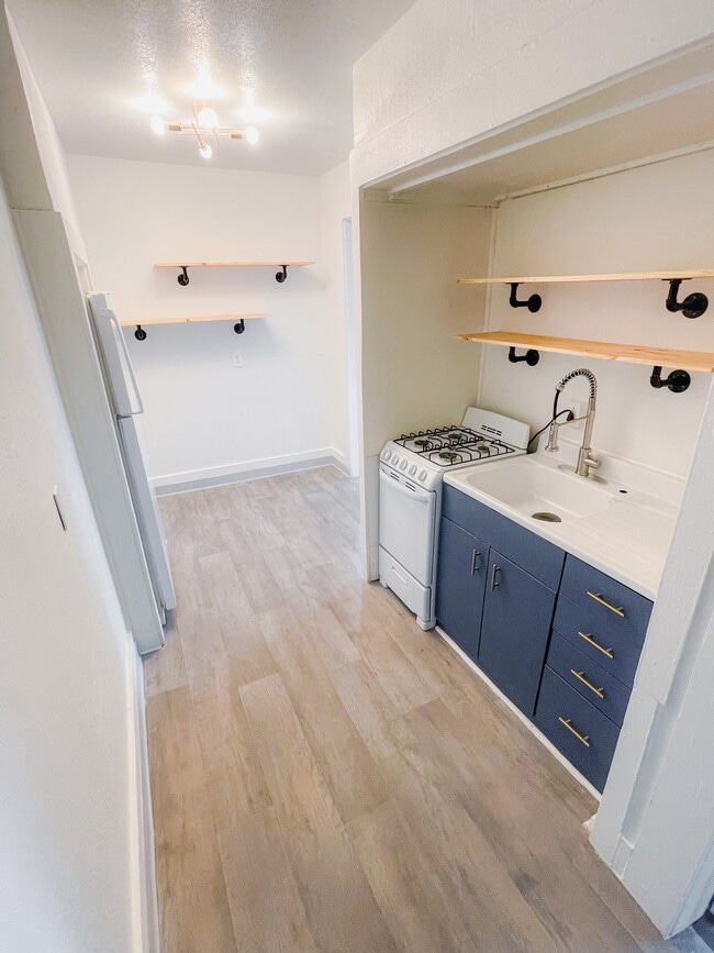 Building Photo - 713 20th St Unit 1919-2