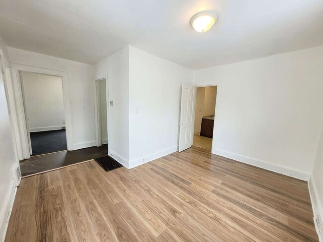 Building Photo - 604 9th St Unit UPPER