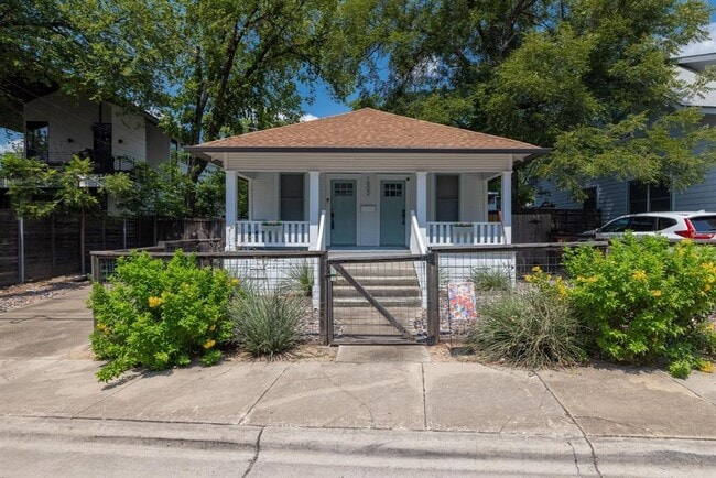 Photo - 1002 Juniper St House