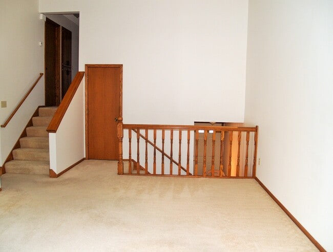 Living room facing the front door - 2002 Mesabi Ave