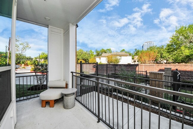 Building Photo - 15635 Memorial Dr Unit 140