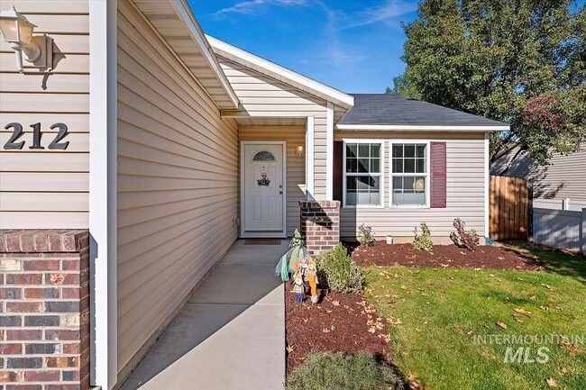 Photo - Suburban Dream: Exquisite 3BR Retreat with Modern Comforts and a Pet-Friendly Yard in Meridian