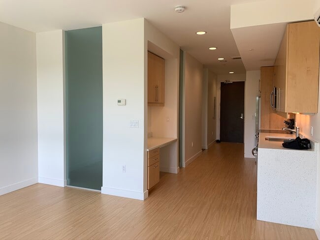 Riverhouse Studio with Desk #518