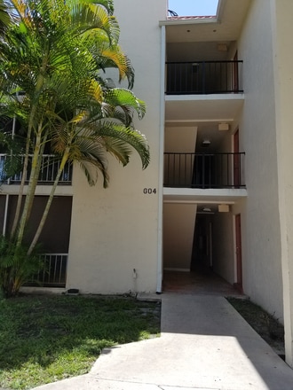 Building entrance - 604 NW 13th St Unidad 16 Rental
