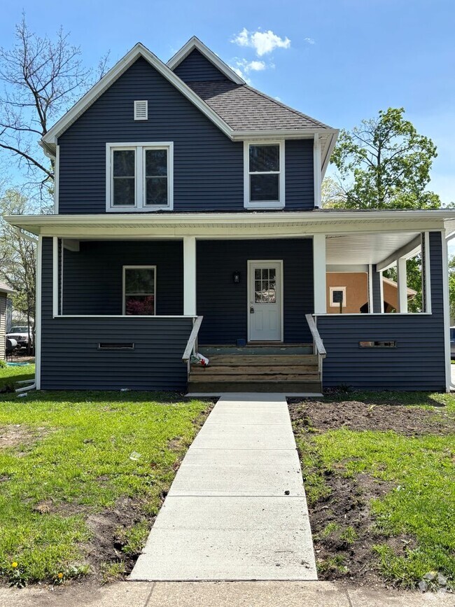 Building Photo - Completely Renovated 1 Bedroom Apartment, ... Unit 713 #3 W Illinois St-713 #3