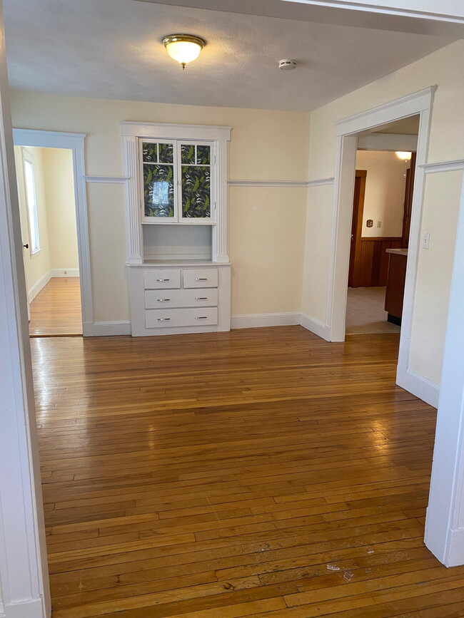 Open concept living/dining room - 282 Highland Ave Apartamentos Unidad 1