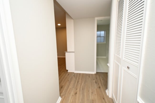 Entrance Corridor - 3730 Fairfield Ave Unit 234