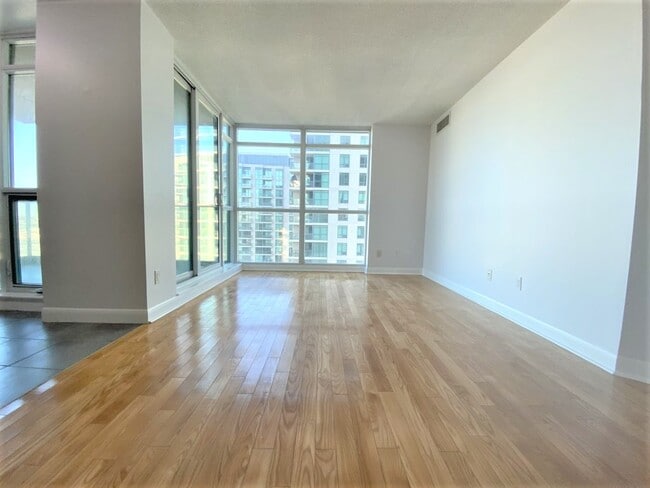 Photo - 225 Sherway Gardens Rd Unité 1905