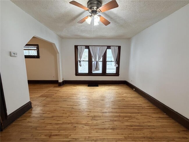 Photo - 1030 Reaney Ave E