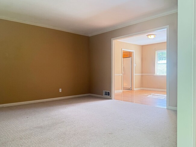 Photo - 323 Auburn Dr