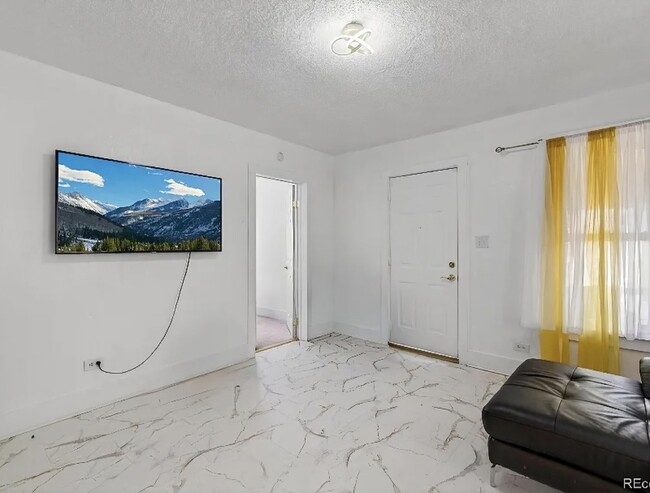 Photo - 307 E Oak St