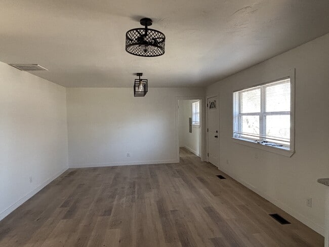 Photo - 915 S 6th St