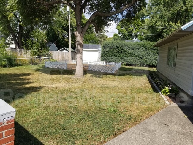 Photo - 616 2nd St NE