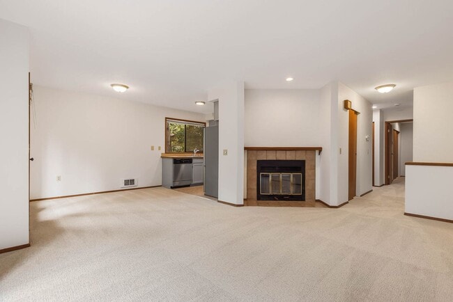 Photo - Beautifully Updated 2-Bedroom, 2-Bath Condo Near Downtown Kirkland Unit UM-SHI320_03